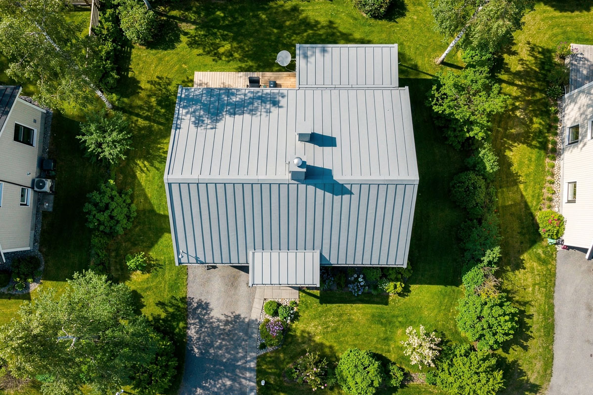 Omakotitalon peltikattoremontti